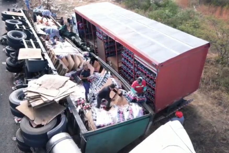 Caminhão da Coca-Cola tomba na BR-230, em Patos