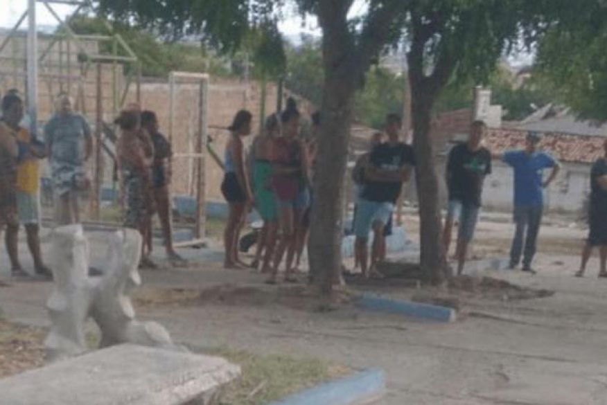 Homem é morto a tiros em praça pública, em Patos