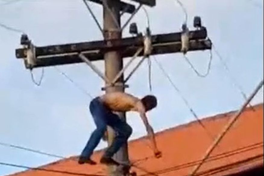 Homem alcoolizado sobe em poste de energia, se equilibra em fios, toma choque e morre; veja vídeo