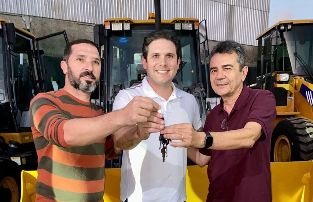 Deputado Hugo Motta realiza entrega de quatro máquinas para municípios paraibanos