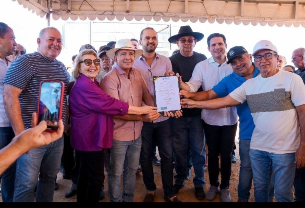 Prefeito de Patos assina ordem de serviço para a construção do Centro de Comercialização de Animais e Produtos Agropecuários