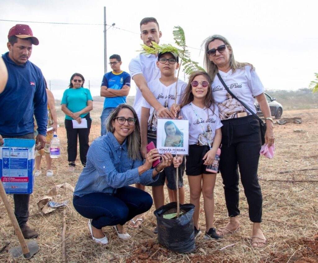 Uma parceria entre Prefeitura, UFCG e Mães de Pietá, projeto Árvores da Vida realiza o plantio de mais 24 mudas