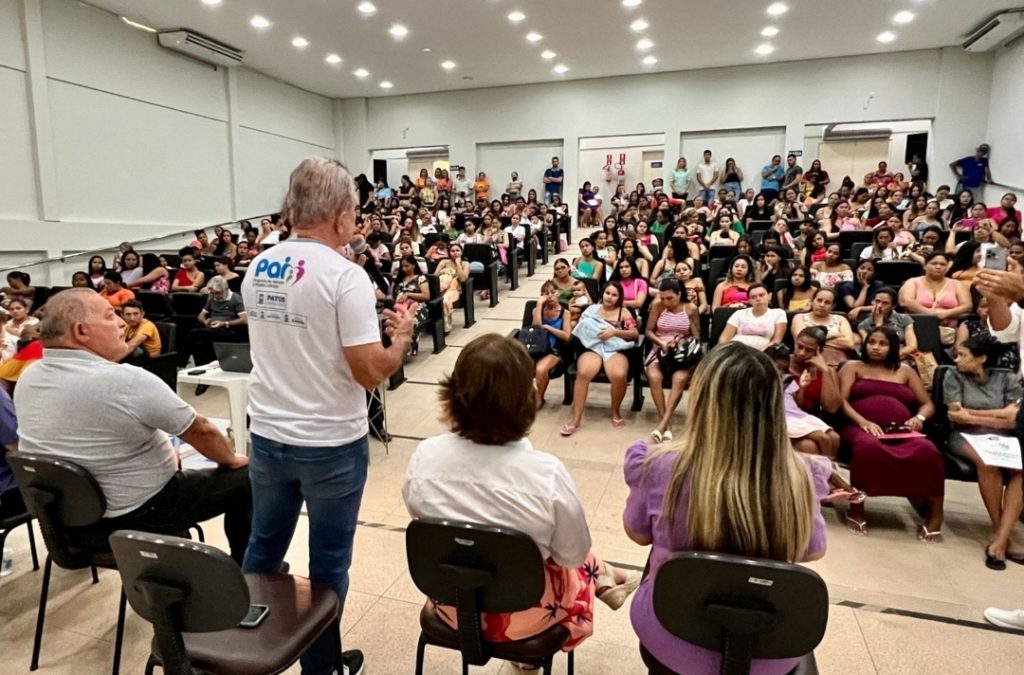 Programa PAI muda a realidade de mais famílias em Patos com entrega de cartões
