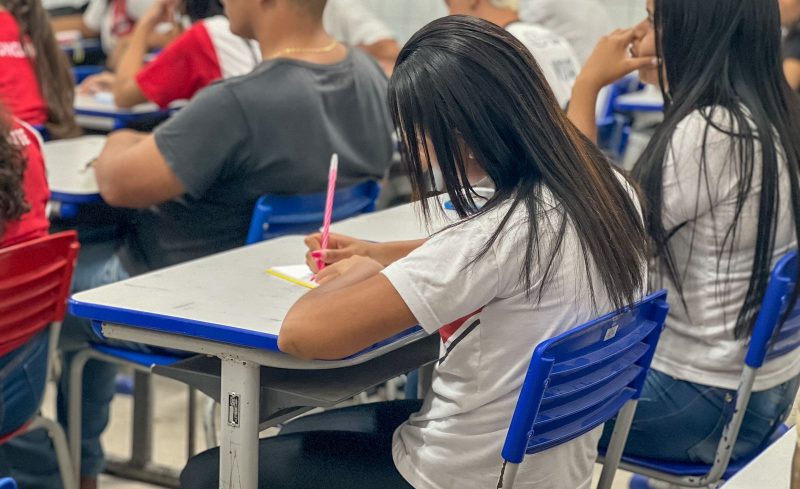 Projeto de lei proíbe uso de celular em sala de aula de escolas de João Pessoa