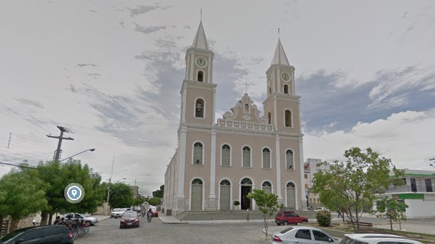 Homem invade igreja durante missa e ameaça padre com faca em Pombal, no Sertão