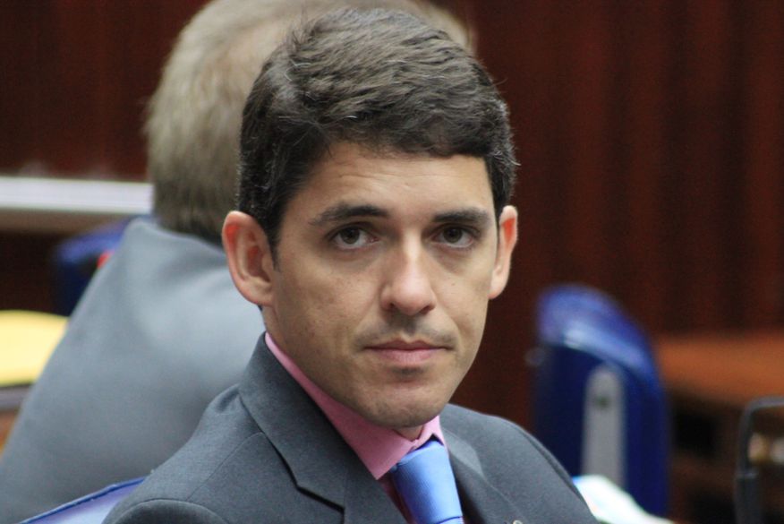 Tovar se irrita com especulações sobre ida para base do governo e diz que não vai fazer “jogo duplo”