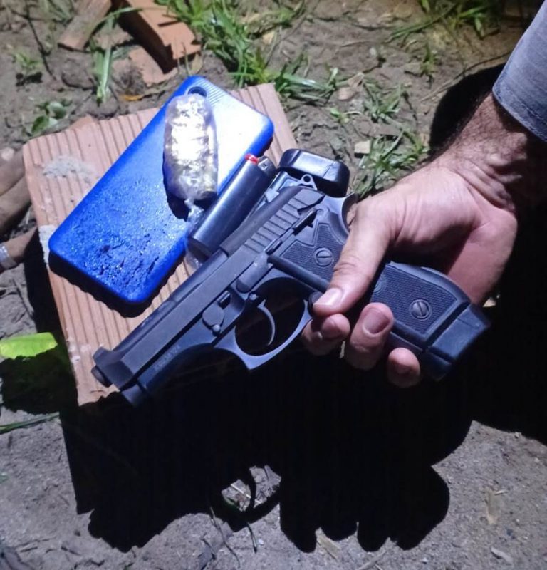 PM prende três suspeitos de crime, apreende adolescente, drogas e armas