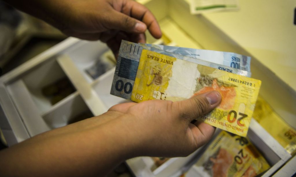 Câmara aprova urgência para limite do juros do cartão de crédito