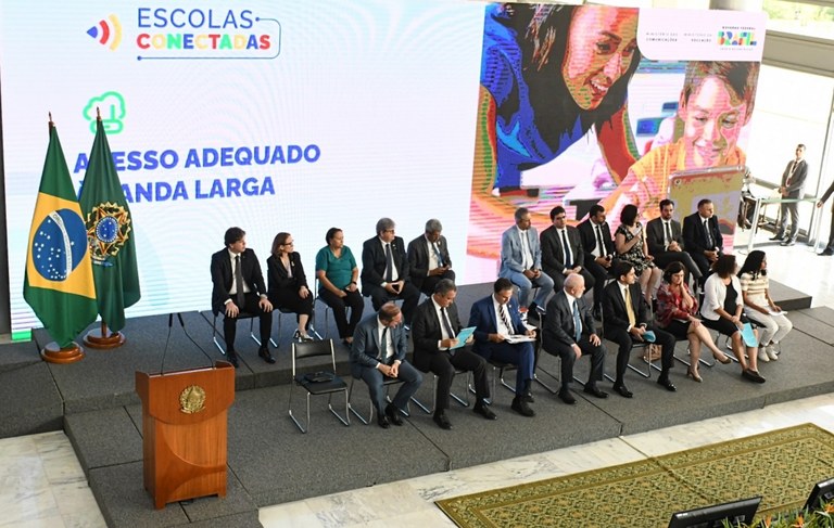 Governo Lula anuncia internet para mais de 1,6 mil escolas na Paraíba