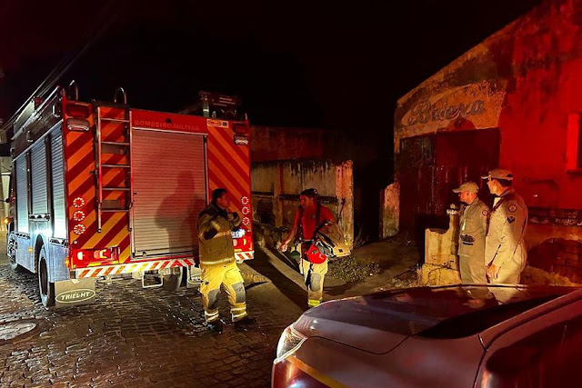 Incêndio em quintal abandonado é registrado, em Pombal