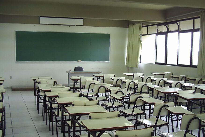 Escola demite professor após pais dizerem que filme exibido em sala seria “pornográfico”