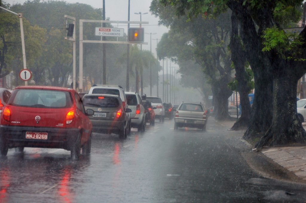 Feriado da Sexta-feira Santa deve ser de chuvas intensas em 119 municípios paraibanos, alerta Inmet