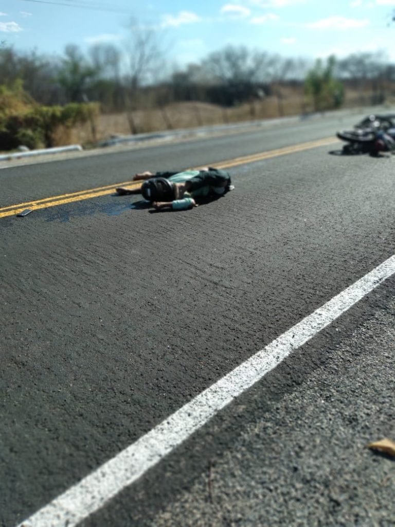 Colisão entre carro e moto deixa dos mortos e um ferido no Vale do Piancó