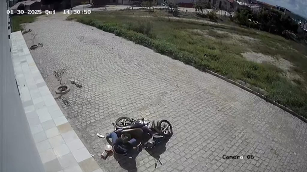Jovem fica feriada em acidente provocado de moto por fio de internet pendurado em rua na cidade de Pombal; Veja momento do acidente