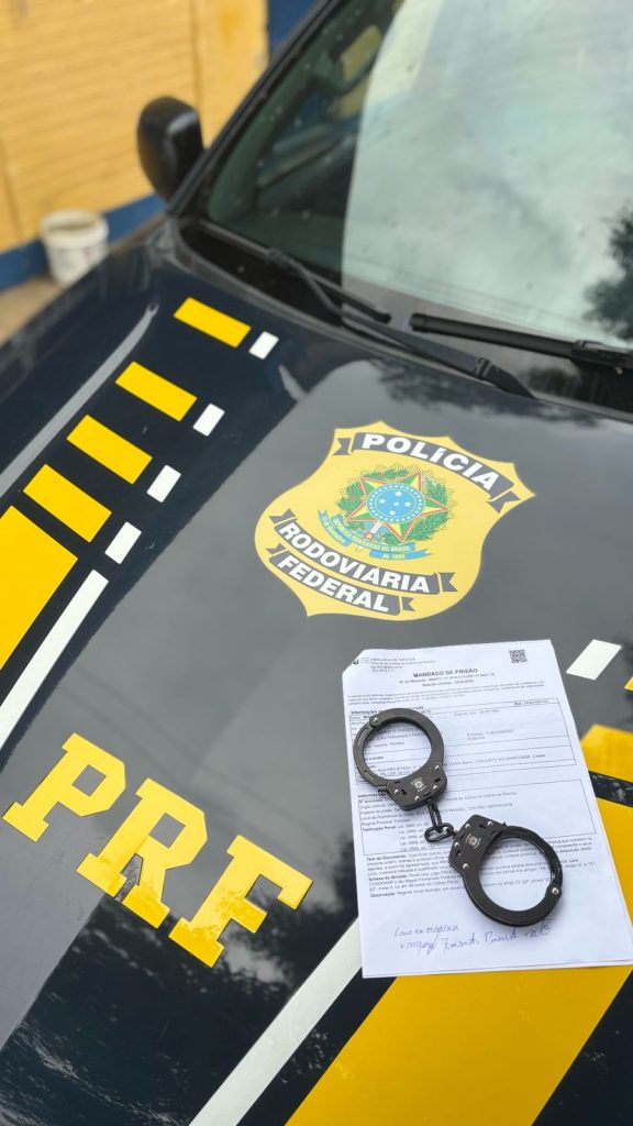 PRF intercepta ônibus interestadual e prende foragido da Justiça por roubo e furto, em Pombal