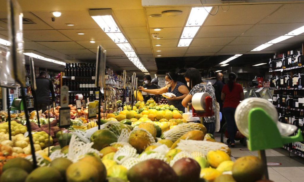 Inflação desacelera e atinge menor taxa para janeiro desde 1994