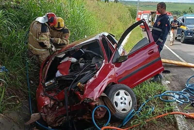 Motorista perde controle de carro e bate em árvore na BR-101, em Mamanguape