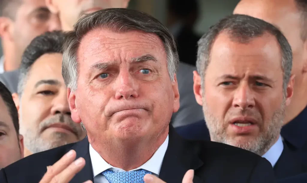 Após live na UTI, STF intima Bolsonaro em hospital de Brasília