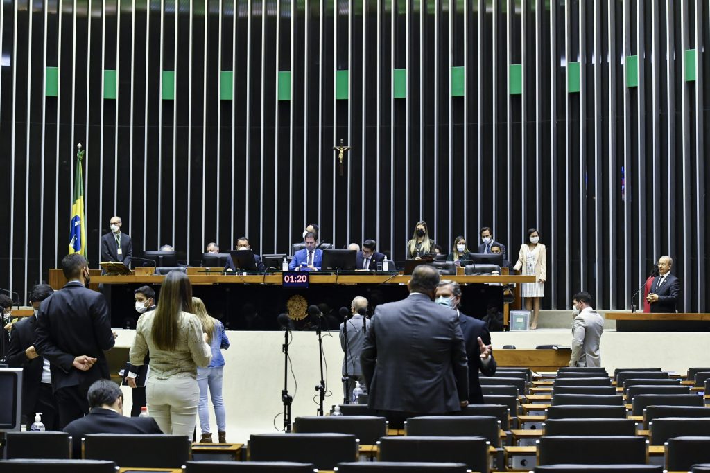Agentes socioeducativos e oficiais de justiça poderão portar armas, decide Câmara