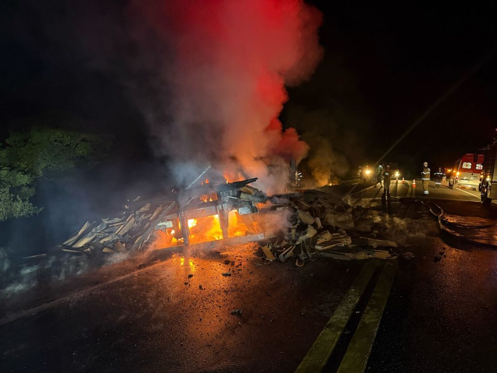 Homem morre carbonizado em acidente envolvendo caminhão e carro na BR-230, próximo a Pombal
