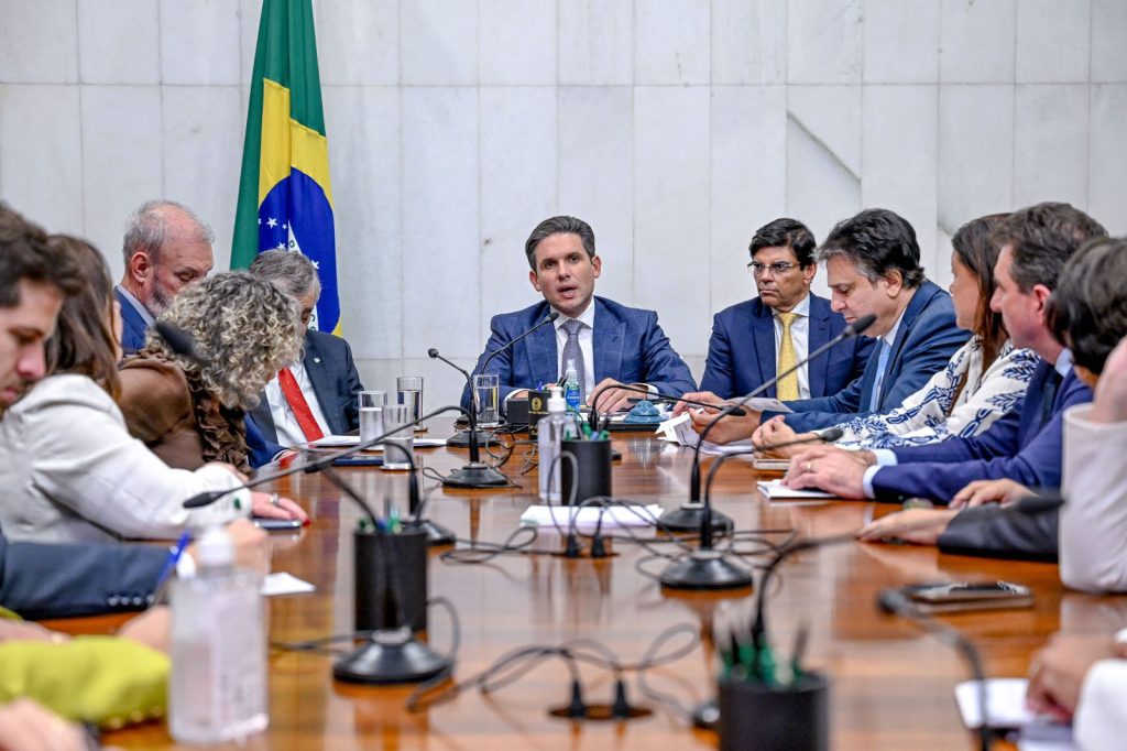 Hugo Motta cria comissão para debater decreto do MEC que compromete Apaes