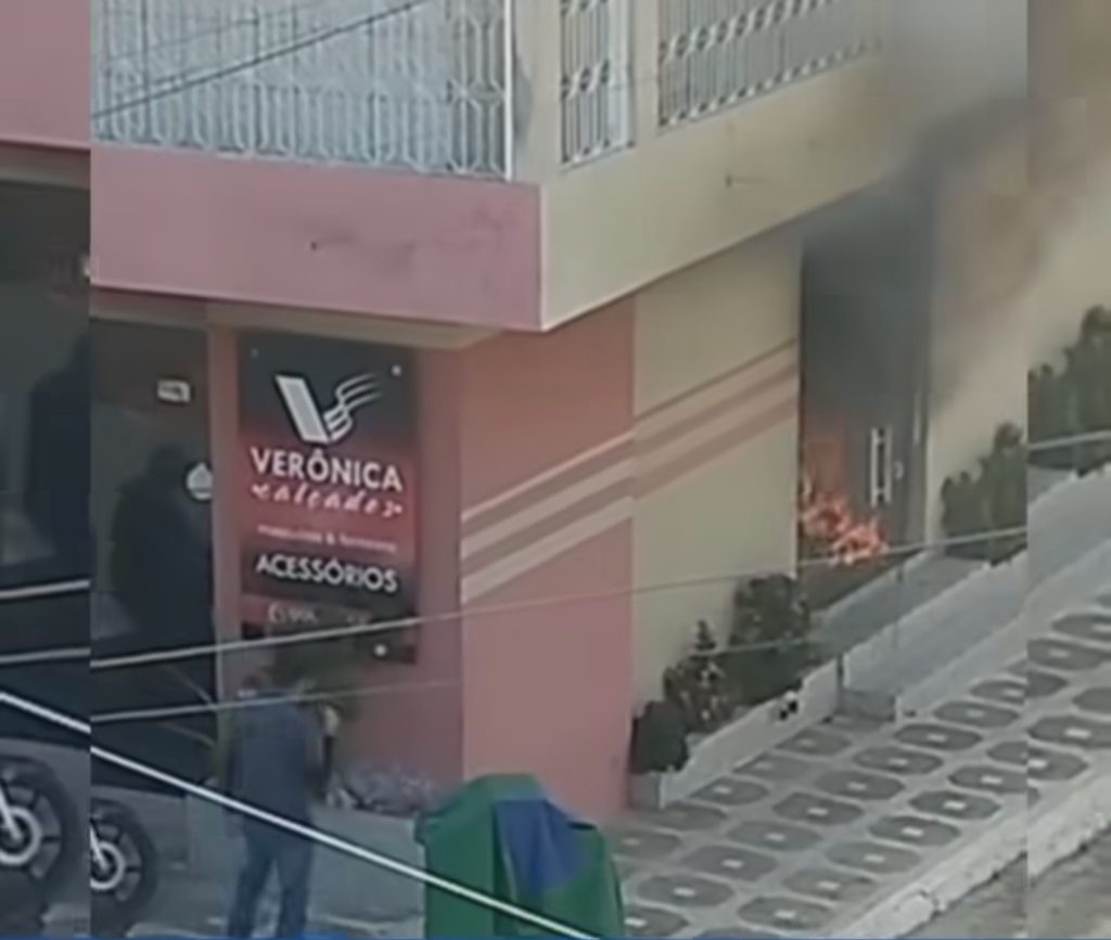 Incêndio destrói loja de calçados no centro da cidade de Paulista