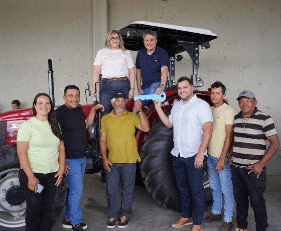 Efraim entrega maquinários para 10 cidades e reforça compromisso com a população paraibana