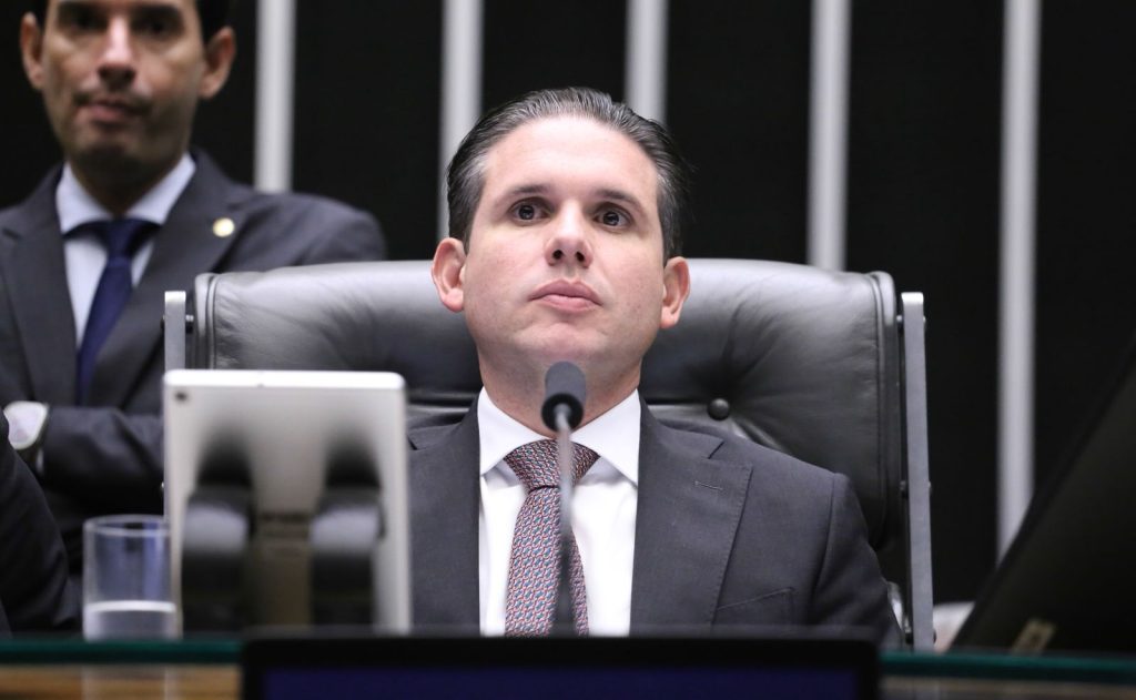 Hugo Motta encaminha PEC do fim da escala 6×1 à CCJ