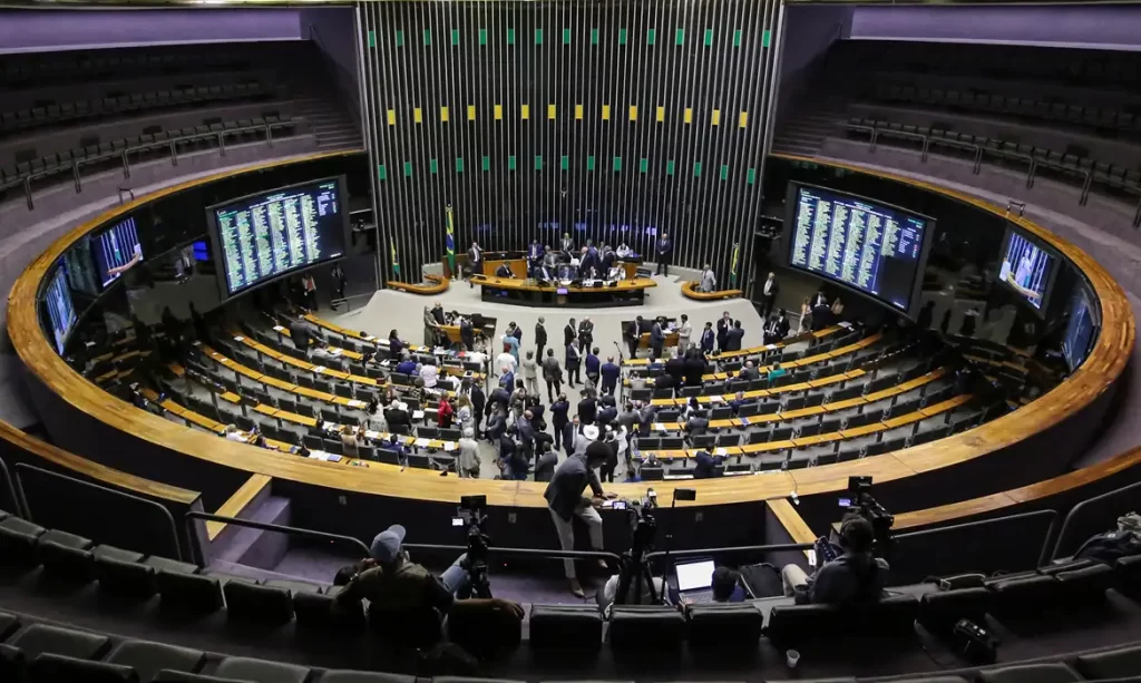 Câmara aprova projeto que reajusta multa por adulteração de combustíveis