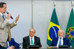 Lula assina MP e zera "taxa das blusinhas"