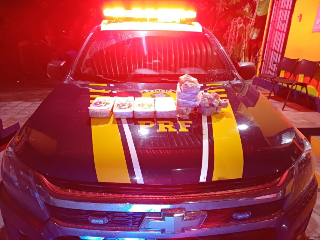 PRF apreende quase 7 kg de crack escondidos dentro de veículo na BR-230