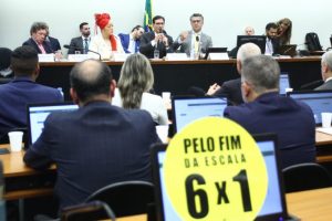 Comissão especial aprova parecer do fim da escala 6×1; texto segue para o plenário