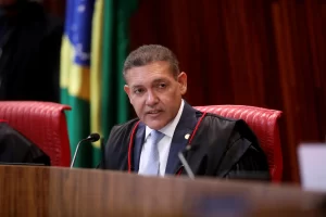 Nunes pede parecer da PGR sobre revisão da condenação de Bolsonaro