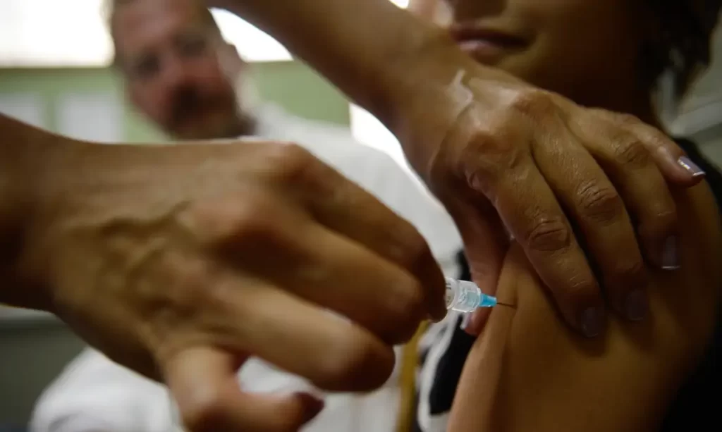 Vacinação de jovens de 15 a 19 anos contra o HPV é prorrogada