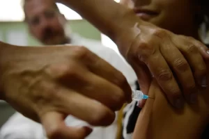 Vacinação de jovens de 15 a 19 anos contra o HPV é prorrogada