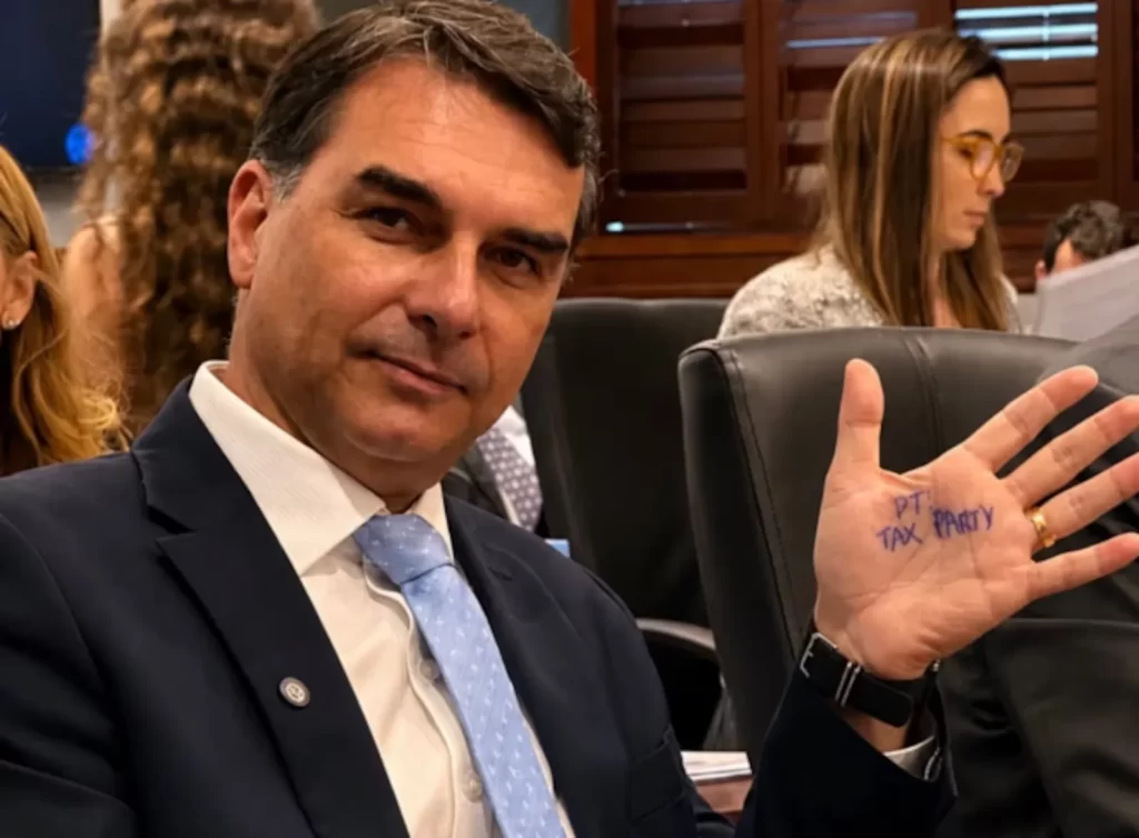 Flávio chama operação contra Bolsonaro de ‘constrangedora’ e diz que cria ‘cortina de fumaça’