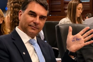 Flávio chama operação contra Bolsonaro de ‘constrangedora’ e diz que cria ‘cortina de fumaça’