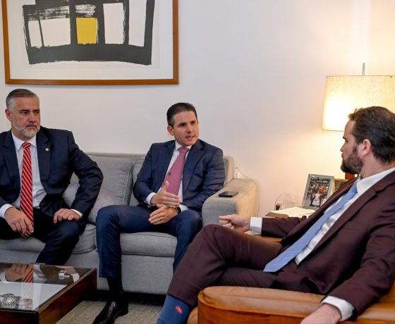 Hugo Motta recebe equipe econômica para discutir dívidas rurais e projeto dos combustíveis