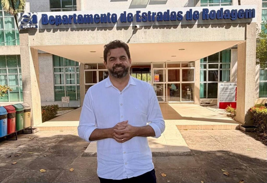 Dr. Jarques comemora asfaltamento para São Bento, Pombal, Matureia, Catolé do Rocha e Brejo do Cruz