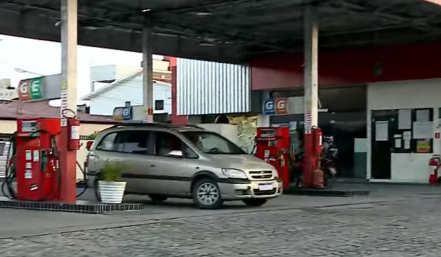 Grupo invade posto de combustíveis e tenta roubar dinheiro do cofre, em João Pessoa