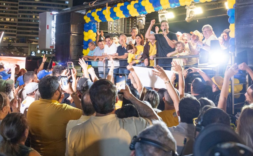 Lucas reúne apoiadores em caminhada no José Pinheiro e inaugura Comitê Central em Campina Grande