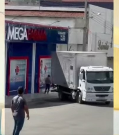 Caminhão sem freio desce ladeira e atropela mulher na cidade de Paulista; vítima teve fratura exposta
