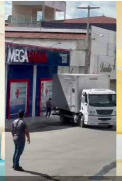 Caminhão sem freio desce ladeira e atropela mulher na cidade de Paulista; vítima teve fratura exposta