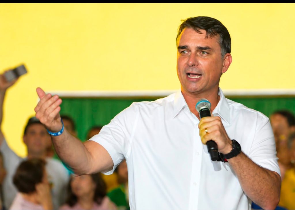“Efraim tem competência e capacidade”: diz Flávio Bolsonaro durante convenção do PL