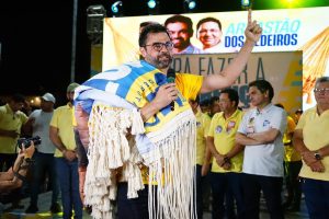 Emocionado, Dr. Jarques faz agradecimento marcante no Arrastão dos Redeiros, maior evento de sua campanha até agora