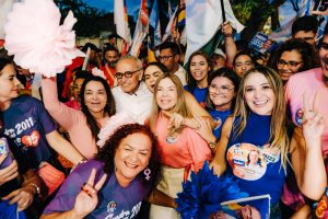 Multidão acompanha Cícero na Caminhada das Mulheres e candidato se compromete com políticas de saúde, segurança e geração de renda para o público feminino