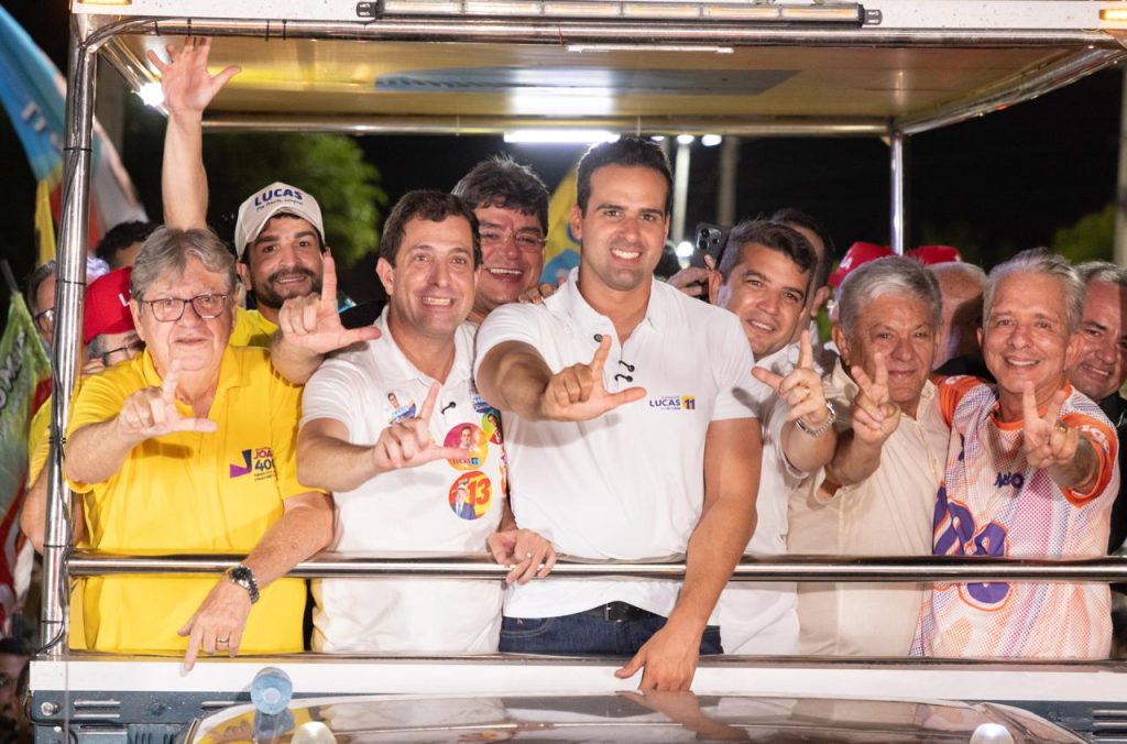 Lucas anuncia Vila Olímpica e destaca nova adutora durante comício em Catolé do Rocha