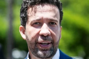 André Janones é internado na UTI após arritmia cardíaca depois do debate